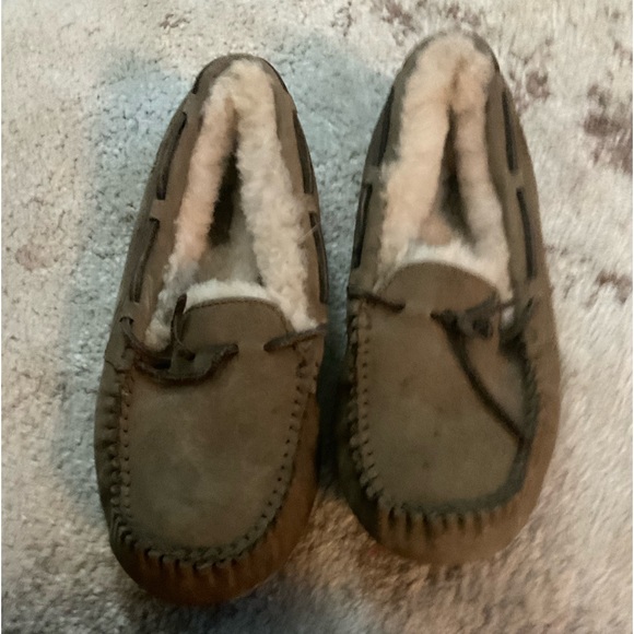 SNOWDAYSALE UGG Dakota Water Resistant Moccasin Slipper-Espresso, brown. Size7 - Picture 4 of 15